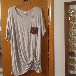 Cute t-shirt with sequin pocket